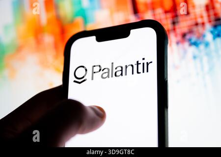 In dieser Fotoabbildung wird ein Palantir-Logo auf einem Smartphone angezeigt. Stockfoto