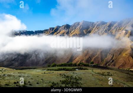 Wolken bedecken die Berge am frühen Morgen. Los Cardones Nationalpark, Salta, Argentinien. Stockfoto