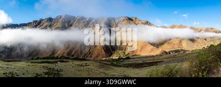 Wolken bedecken die Berge am frühen Morgen. Los Cardones Nationalpark, Salta, Argentinien. Stockfoto