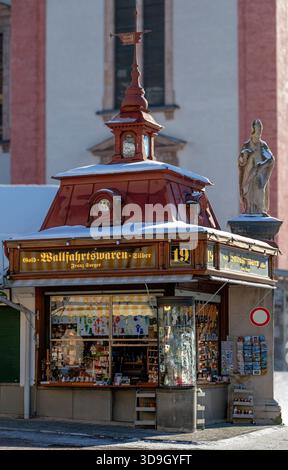 Historisches Geschäft mit christlichen Souvenirs auf dem Hauptplatz vor der Basilika in der Pilgerstadt Mariazell in der Steiermark, Österreich. Stockfoto