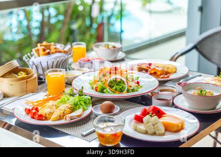 Luxuriöser Hotelbrunch in sonniger Umgebung im Freien mit Obst, Stockfoto