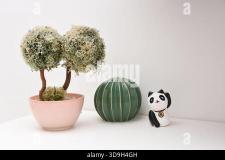 Zeigen Sie Objekte, die die Ecken des Hauses verschönern Stockfoto