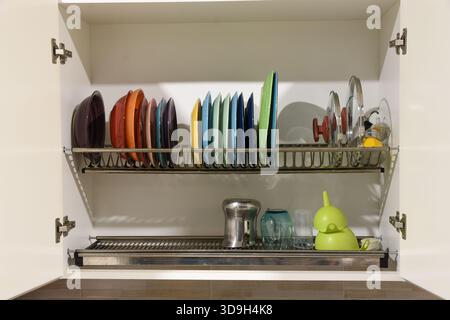 Ein Geschirrkorb mit offenen Türen Stockfoto