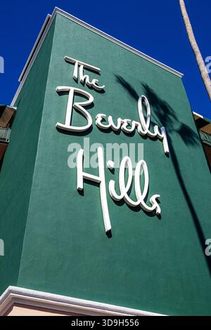 Das Beverly Hills Hotel, Los Angeles, Kalifornien, mit Palmenschatten Stockfoto