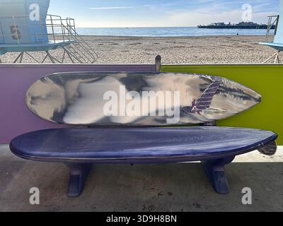 Surfboard-Bank am Strand von Santa Cruz Stockfoto