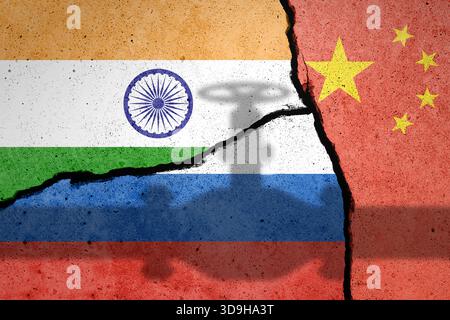 Flaggen von Indien, Russland und China, gemalt auf gerissener Wand mit Pfeifenschatten Stockfoto