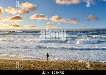 Surfer in das Meer, Zurriola Strand, Donostia, San Sebastián, Gipuzkoa, Baskenland, Spanien, Europa Stockfoto