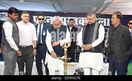 PATNA, INDIEN - 5. DEZEMBER: Bihar-Chef Nitish Kumar zündete die Lampe an, um die Patna Buchmesse am 5. Dezember 2025 in Patna, Indien, zu eröffnen. Foto: Santosh Kumar/Hindustan Times Bihar-Chef Nitish Kumar weiht die 41. Patna Buchmesse ein Stockfoto