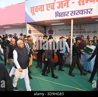 PATNA, INDIEN - 5. DEZEMBER: Bihar-Chef Nitish Kumar besuchte die Patna-Buchmesse am 5. Dezember 2025 in Gandhi Maidan in Patna, Indien. Foto: Santosh Kumar/Hindustan Times Bihar-Chef Nitish Kumar weiht die 41. Patna Buchmesse ein Stockfoto