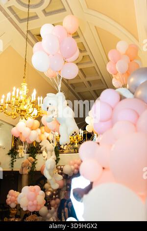 Veranstaltungssaal mit hängenden Ballonbögen und Teddybären - luxuriöse Einrichtung für Kinderfeiern. Stockfoto