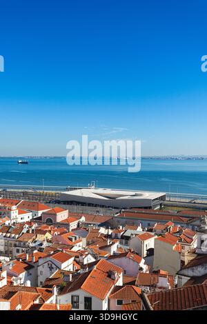 Das Kreuzfahrthafen Lissabon und der Tejo, vom Miradouro de Santa Luzial aus gesehen, Lissabon, Portugal Stockfoto
