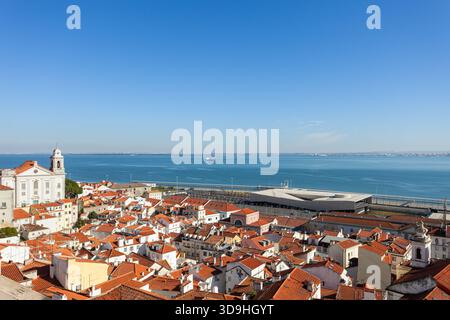Die Kirche Santo Estêvão, der Kreuzfahrthafen Lissabon und der Fluss Tejo, vom Miradouro de Santa Luzial aus gesehen, Lissabon, Portugal Stockfoto