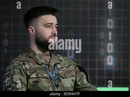 Mykola „Makar“ Zinkevych, Kommandeur der Einheit bodengestützter Robotic Strike Systems NC-13 der 3. Sturmbrigade, nimmt am 11. Kiewer Jugendsicherheitsforum „Gen W2: CODING THE FUTURE“, Kiew, Ukraine, am 5. Dezember 2025 Teil. (Foto: Volodymyr Tarasov/Ukrinform) Stockfoto