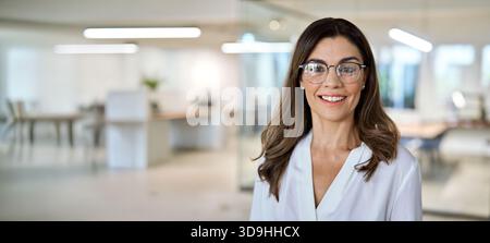 Glückliche Geschäftsfrau mittleren Alters mit Brille im Büro. Kopfschuss. Stockfoto