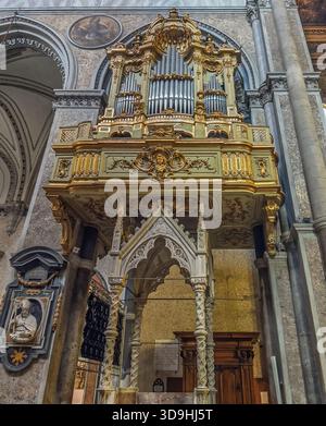 Neapel, Italien - 17. Juli 2024: Kathedrale Santa Maria Assunta. Historische Orgel Stockfoto
