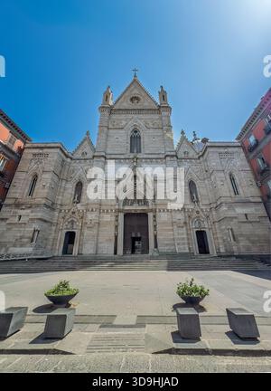 Neapel, Italien - 17. Juli 2024: Kathedrale Santa Maria Assunta. Vorderfassade Stockfoto