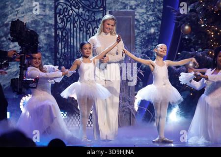 Beatrice Egli in der TV-Show die große Weihnachtsshow live aus der Messe Offenburg. Offenburg, 04.12.2025 *** Beatrice Egli in der Fernsehsendung die große Weihnachtsshow live von der Messe Offenburg Offenburg, 04 12 2025 Foto:xAgenturxWehnertx/xGränzdörferx/xFuturexImagex weihnachtsshow 5232 Stockfoto