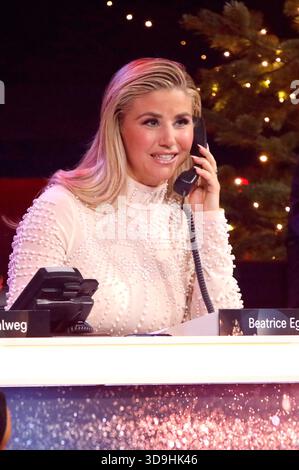 Beatrice Egli in der TV-Show die große Weihnachtsshow live aus der Messe Offenburg. Offenburg, 04.12.2025 *** Beatrice Egli in der Fernsehsendung die große Weihnachtsshow live von der Messe Offenburg Offenburg, 04 12 2025 Foto:xAgenturxWehnertx/xGränzdörferx/xFuturexImagex weihnachtsshow 5277 Stockfoto