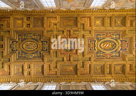 Vergoldete hölzerne Kassettendecke der Basilika Santa Maria in Aracoeli in Rom, Italien Stockfoto