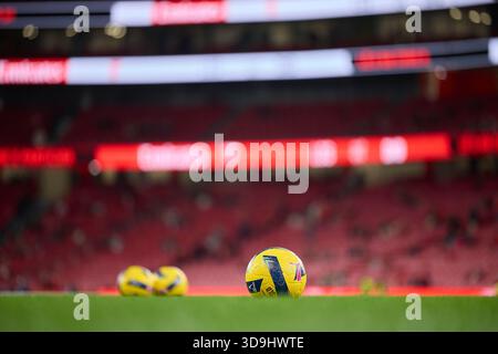 Lissabon, Portugal. Dezember 2025. LISSABON, PORTUGAL - 05. DEZEMBER: Ball des Spiels vor dem Spiel der Primeira Liga Portugal zwischen SL Benfica und Sporting Clube Portugal am 5. Dezember 2025 im Estadio da Luz in Lissabon, Portugal. (Foto von Joao Gregorio/Photo Players Images/Magara Press) Credit: Magara Press SL/Alamy Live News Stockfoto
