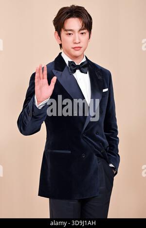 Roter Teppich des Weltpremiere-Films Brunello visionario garbato der südkoreanische Sänger und Schauspieler Park Jin-Young auf dem roten Teppich des Weltpremiere-Films Brunello visionario garbato. Rom Italien, 4. Dezember 2025 Imago-images/Emmefoto Copyright: XImago-images/Emmefotox Stockfoto