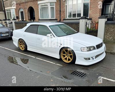 Dublin, Irland - 19. Oktober 2025: White Toyota Chaser JZX100 parkt auf einem öffentlichen Parkplatz. Stockfoto