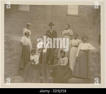 Historisches Vintage-Foto von afroamerikanischen Männern und Frauen posierten für ein Porträt auf den Stufen der Atlanta University, Georgia, um 1899–1900 Stockfoto