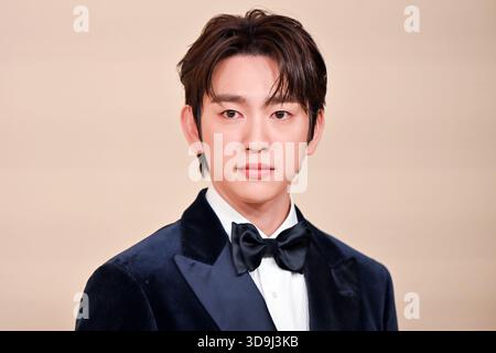 Roma, Latium. Dezember 2025. Der südkoreanische Sänger und Schauspieler Park Jin-Young auf dem roten Teppich des Weltpremiere-Films Brunello visionario garbato. Rom (Italien), 4. Dezember 2025 AllShotLive Credit: SIPA USA/Alamy Live News Stockfoto