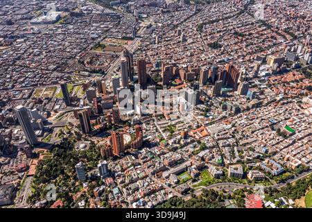 Blick aus der Vogelperspektive auf das Stadtzentrum von Bogota mit Wolkenkratzern, Autobahnen und weitläufigen Wohnvierteln Stockfoto