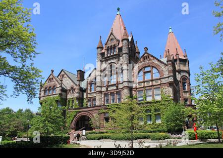 Campus der Universität von Toronto mit verzierten alten Gebäuden Stockfoto