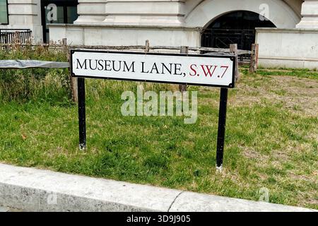 London, England, UK - 3. August 2025: Museum Lane SW7 Melden Sie sich zwischen dem Natural History Museum und dem London Science Museum in London, England, Großbritannien Stockfoto