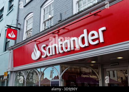 Hereford, Herefordshire, England, Vereinigtes Königreich - 25. Oktober 2025: A Santander Bank Sign in Hereford, Herefordshire, England, Vereinigtes Königreich Stockfoto