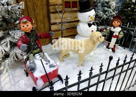 Lacock, Wiltshire, England, Großbritannien - 28. November 2018: Weihnachtsschau mit einem Hund, Kindern und Schneemann im Lacock Garden Centre, Großbritannien Stockfoto