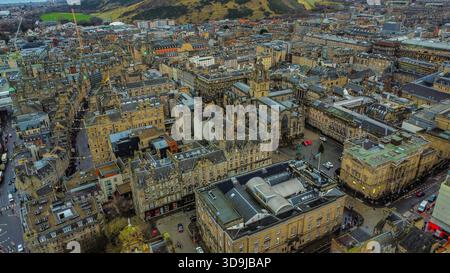 Old College Dome und Edinburgh Skyline mit Arthurs Sitz Stockfoto