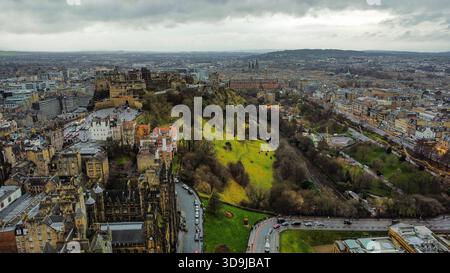 Historisches Edinburgh Stadtbild mit der Castle Rock Fortress Stockfoto