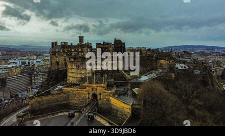 Haupteingang von Edinburgh Castle unter dem dramatischen Winterhimmel Stockfoto