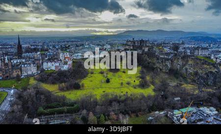 Weiter Blick auf Edinburgh Castle und Altstadt unter dem Himmel der Golden Hour Stockfoto