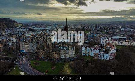 Moody Sky über traditionellen Steinhäusern und der historischen Kirche, Edinburgh Stockfoto