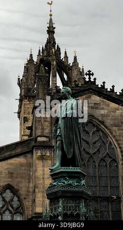 King Charles II Statue am Mercat Cross Base, Edinburgh Old Town Detail Stockfoto