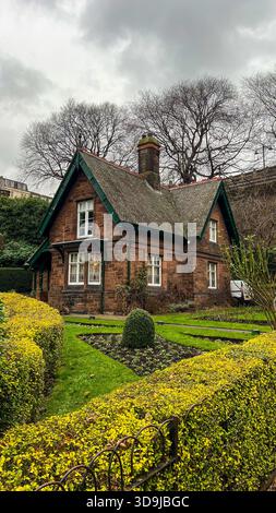 Malerisches Cottage in Princes Street Gardens an einem Moody Winter Day Stockfoto