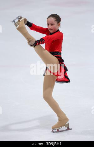 Zagreb, Kroatien. Dezember 2025. Mila Jakovljevic aus Kroatien tritt bei der Eröffnungszeremonie der ISU Eislaufbahn CS Golden Spin von Zagreb 2025 am Velesajam Ice Rink am 5. Dezember 2025 in Zagreb auf. Foto: Igor Kralj/PPIXSELL Credit: Pixsell/Alamy Live News Stockfoto