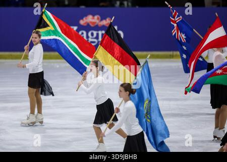Zagreb, Kroatien. Dezember 2025. Skater treten bei der Eröffnungszeremonie des 2025 ISU Figure Skating CS Golden Spin of Zagreb am Velesajam Ice Rink am 5. Dezember 2025 in Zagreb auf. Foto: Igor Kralj/PPIXSELL Credit: Pixsell/Alamy Live News Stockfoto