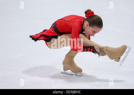 Zagreb, Kroatien. Dezember 2025. Mila Jakovljevic aus Kroatien tritt bei der Eröffnungszeremonie der ISU Eislaufbahn CS Golden Spin von Zagreb 2025 am Velesajam Ice Rink am 5. Dezember 2025 in Zagreb auf. Foto: Igor Kralj/PPIXSELL Credit: Pixsell/Alamy Live News Stockfoto