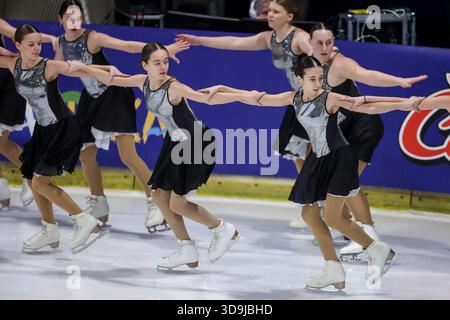 Zagreb, Kroatien. Dezember 2025. Skater treten bei der Eröffnungszeremonie des 2025 ISU Figure Skating CS Golden Spin of Zagreb am Velesajam Ice Rink am 5. Dezember 2025 in Zagreb auf. Foto: Igor Kralj/PPIXSELL Credit: Pixsell/Alamy Live News Stockfoto