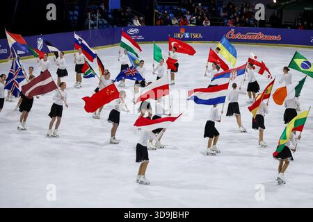 Zagreb, Kroatien. Dezember 2025. Skater treten bei der Eröffnungszeremonie des 2025 ISU Figure Skating CS Golden Spin of Zagreb am Velesajam Ice Rink am 5. Dezember 2025 in Zagreb auf. Foto: Igor Kralj/PPIXSELL Credit: Pixsell/Alamy Live News Stockfoto
