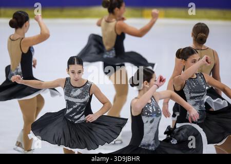Zagreb, Kroatien. Dezember 2025. Skater treten bei der Eröffnungszeremonie des 2025 ISU Figure Skating CS Golden Spin of Zagreb am Velesajam Ice Rink am 5. Dezember 2025 in Zagreb auf. Foto: Igor Kralj/PPIXSELL Credit: Pixsell/Alamy Live News Stockfoto