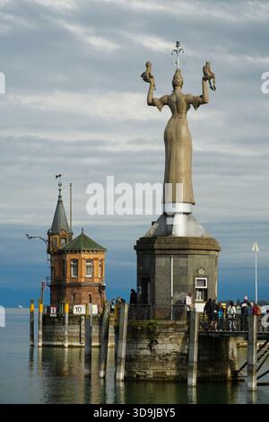 Die berühmte satirische Imperia-Statue von Peter Lenk an der Hafeneinfahrt von Konstanz am Bodensee unter dramatischem Himmel. Stockfoto