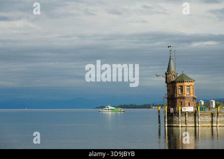 Malerischer Blick auf den historischen neogotischen Hafenturm und die Wassermessstation am Eingang des Konstanzer Hafens am Bodensee. Stockfoto