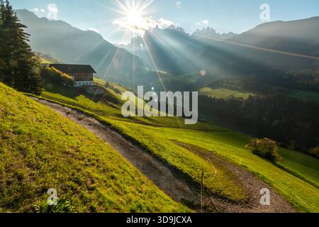 Atemberaubender Sonnenaufgang über den Alpen in Italien Stockfoto