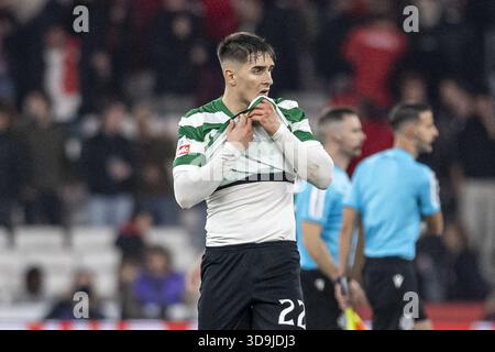 Lissabon, Portugal. Dezember 2025. Ivan Fresneda 22 von Sporting CP reagiert während des Liga Portugal-Spiels zwischen SL Benfica und Sporting CP im Estadio do SL Benfica am 5. Dezember 2025 (Foto: Joao Bravo/Sports Press Photo) Credit: SPP Sport Press Photo. /Alamy Live News Stockfoto